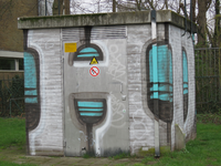 848308 Afbeelding van graffiti op het elektriciteitshuisje op een plantsoentje in de bocht van het Raadwijk en de ...